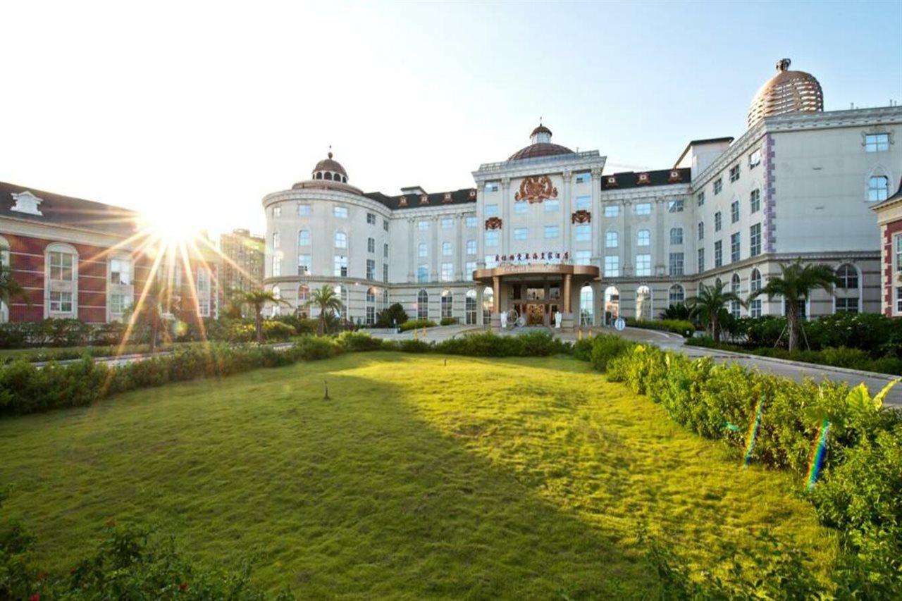 The Royal Pinnacle Hotel Doumen Exterior photo