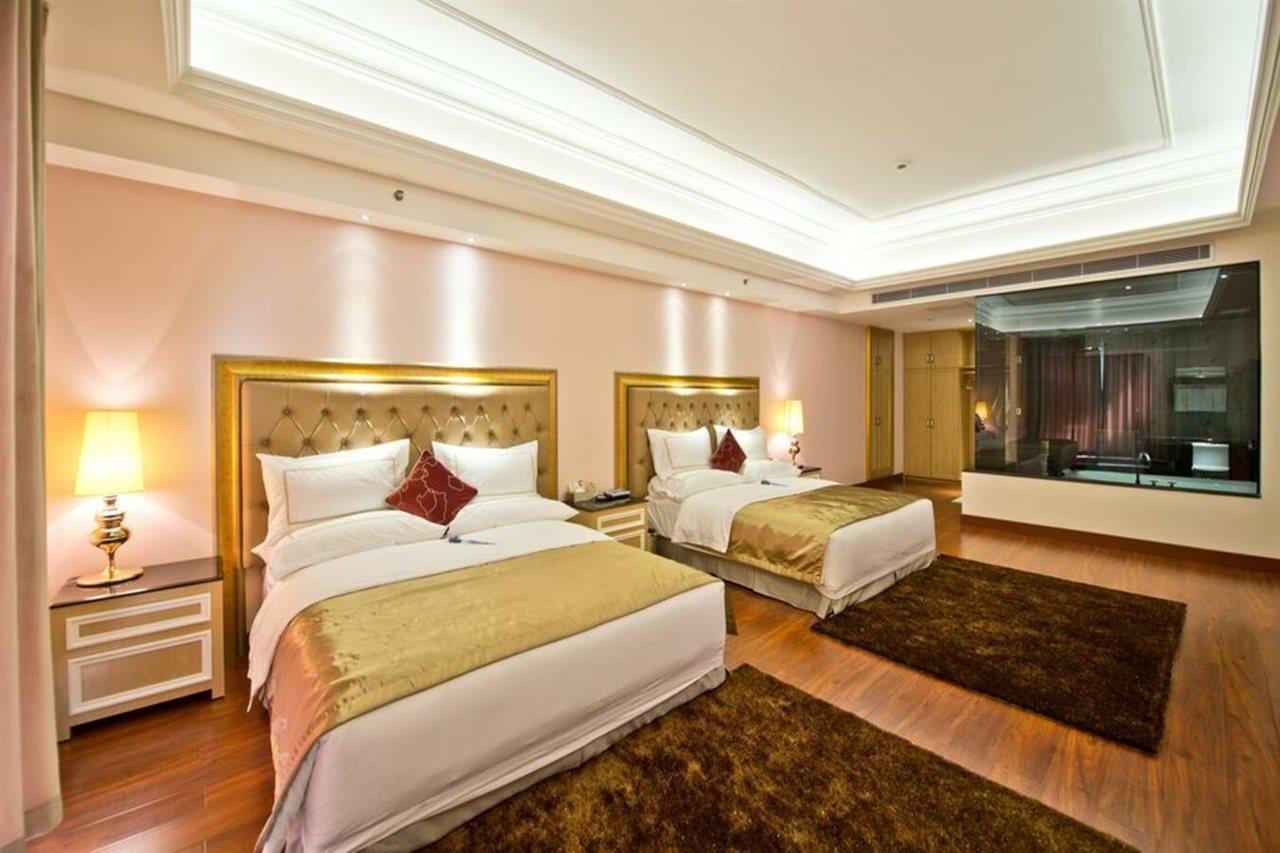 The Royal Pinnacle Hotel Doumen Exterior photo