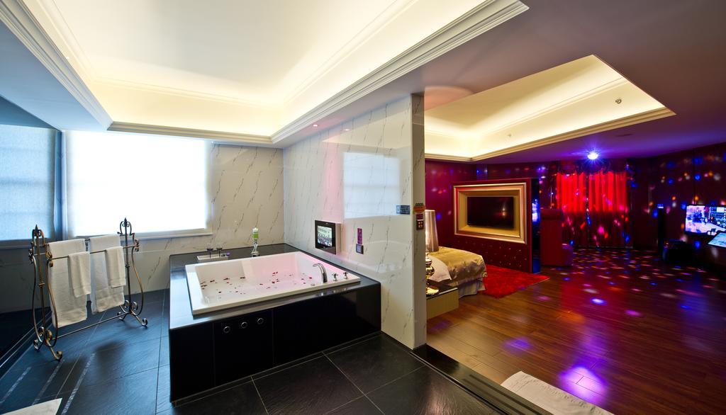 The Royal Pinnacle Hotel Doumen Room photo