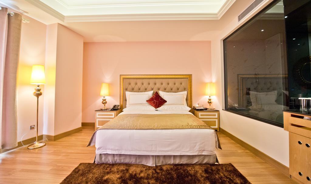 The Royal Pinnacle Hotel Doumen Room photo