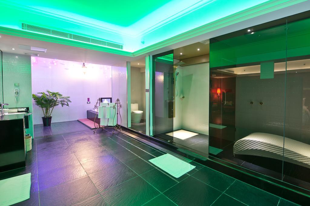 The Royal Pinnacle Hotel Doumen Room photo