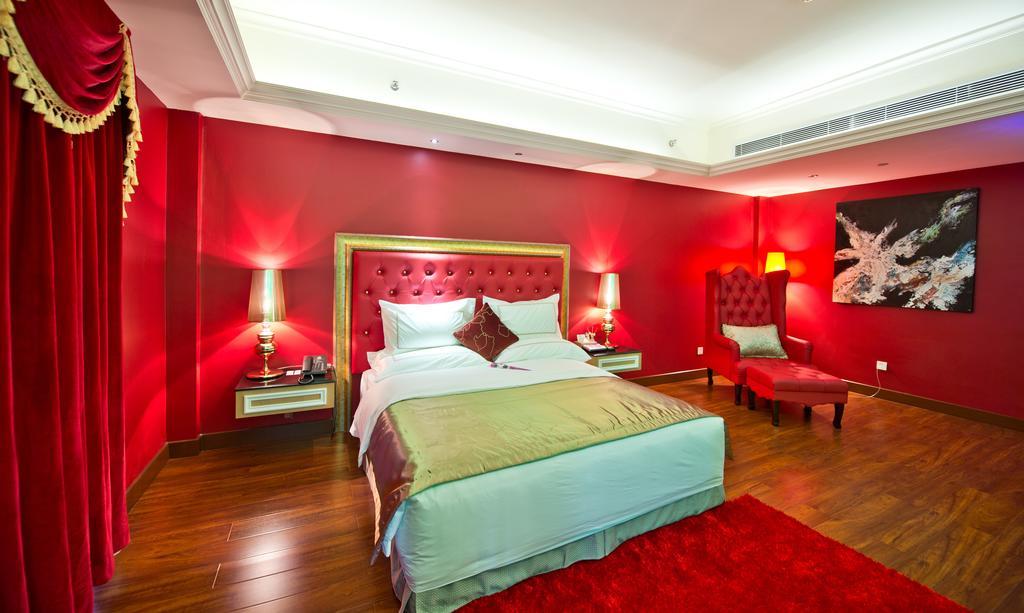 The Royal Pinnacle Hotel Doumen Room photo