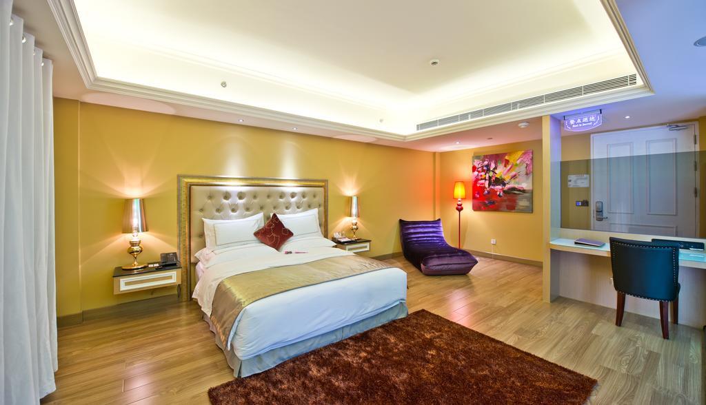 The Royal Pinnacle Hotel Doumen Room photo