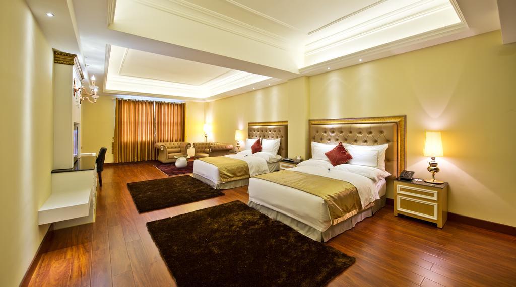 The Royal Pinnacle Hotel Doumen Room photo